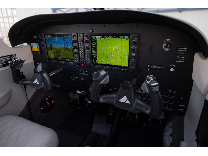 Garmin G1000 glass cockpit panel